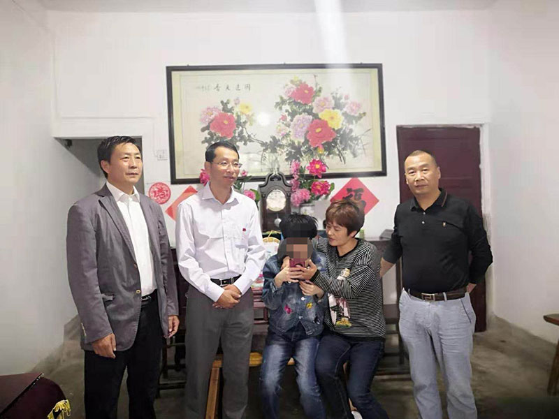 主題教育正當(dāng)時(shí) 志愿服務(wù)暖民心——區(qū)城建投公司黨支部開(kāi)展志愿服務(wù)、點(diǎn)亮“微心愿”黨日活動(dòng)